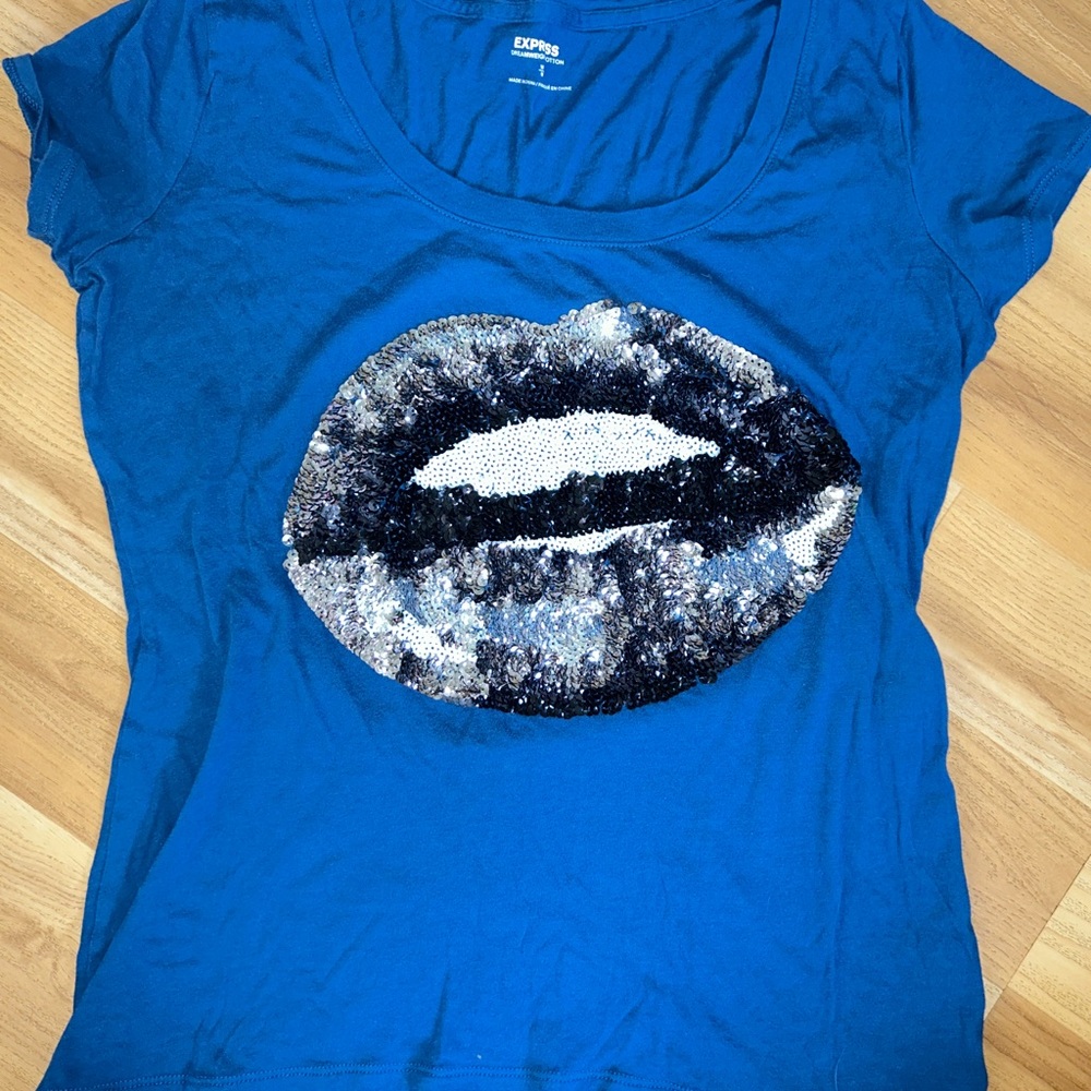 Express blue women’s scoop neck tee with sequin embellished lips size M